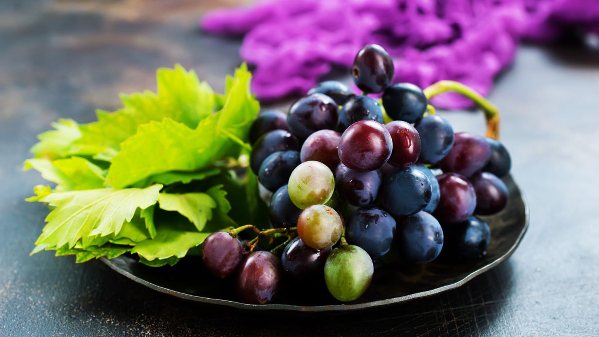 5 Amazing Benefits Of Black Grapes For Your Skin And Hair Health